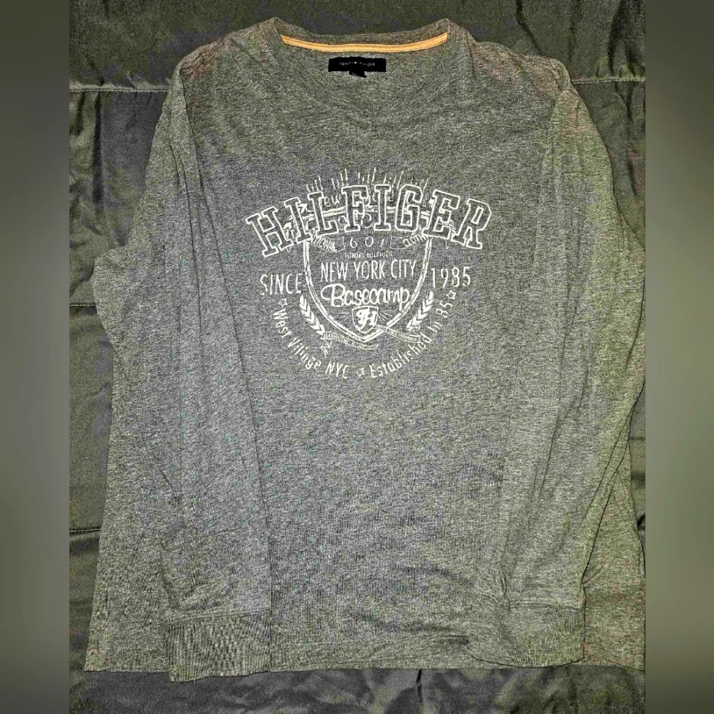 Vintage Tommy Hilfiger Graphic Long Sleeve Size Large - Picture 1 of 3